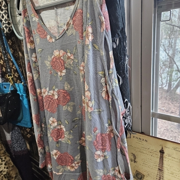 Plus size 2x cold shoulder open slongsleeved shirt - Picture 5 of 5